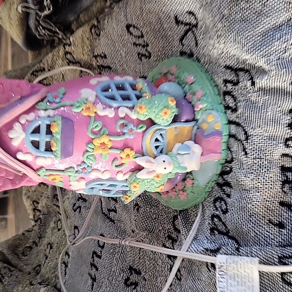 Little Easter Bunny egg house with plenty of decorations to make it look homely - Picture 4 of 7